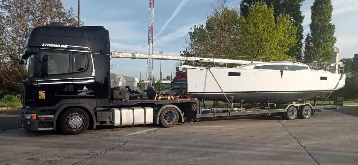 Rozpoczęcie transportu jachtu żaglowego - wyjazd z siedziby firmy