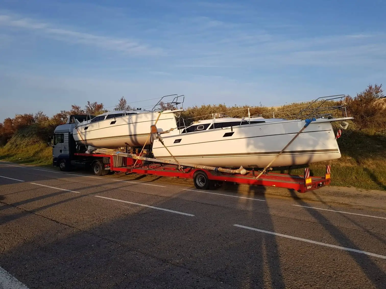Łódź motorowa z zabazpieczeniem transportowym w postaci pasów