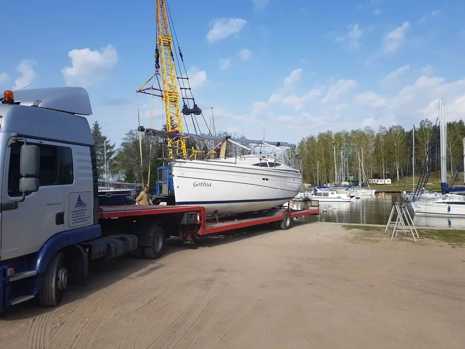 Transport jachtu ze starej siedziby firmy
