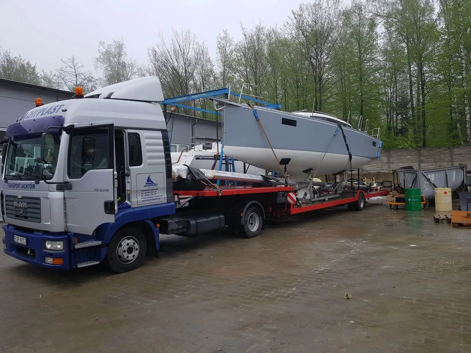 Dodge RAM transportujący jacht żaglowy przyczepą podłodziową