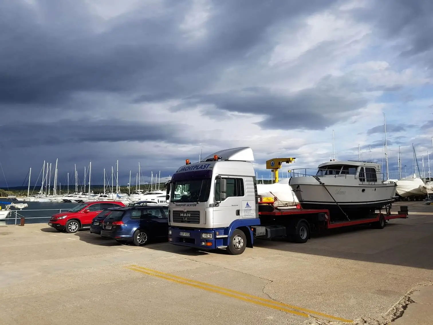Łódź motorowa z zabazpieczeniem transportowym w postaci pasów