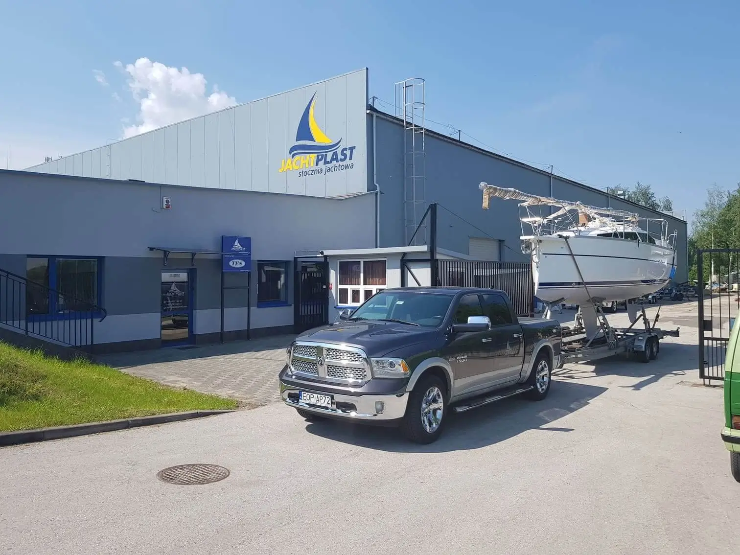 Dodge RAM transportujący jacht żaglowy przyczepą podłodziową