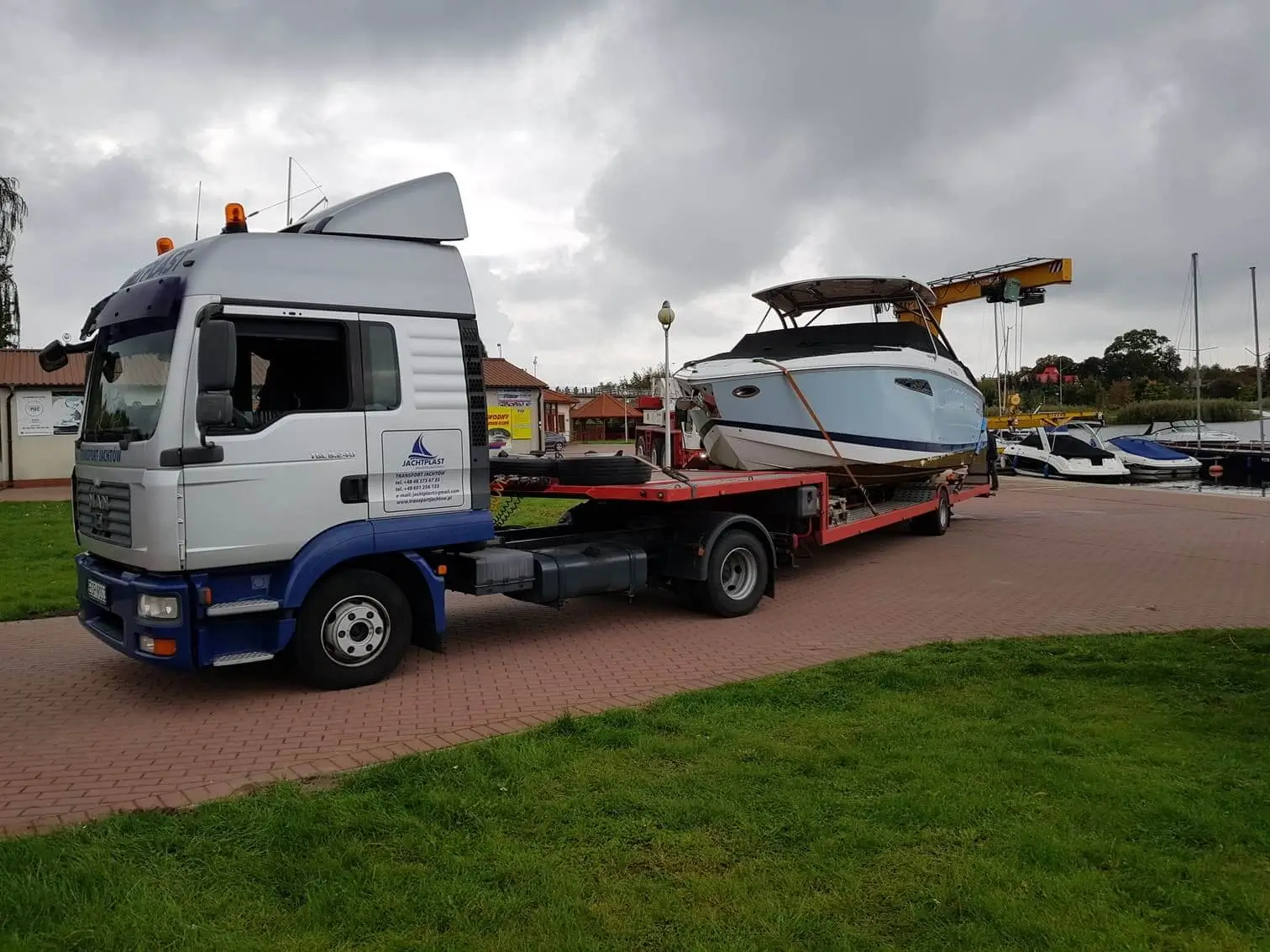 Łódź motorowa z zabazpieczeniem transportowym w postaci pasów