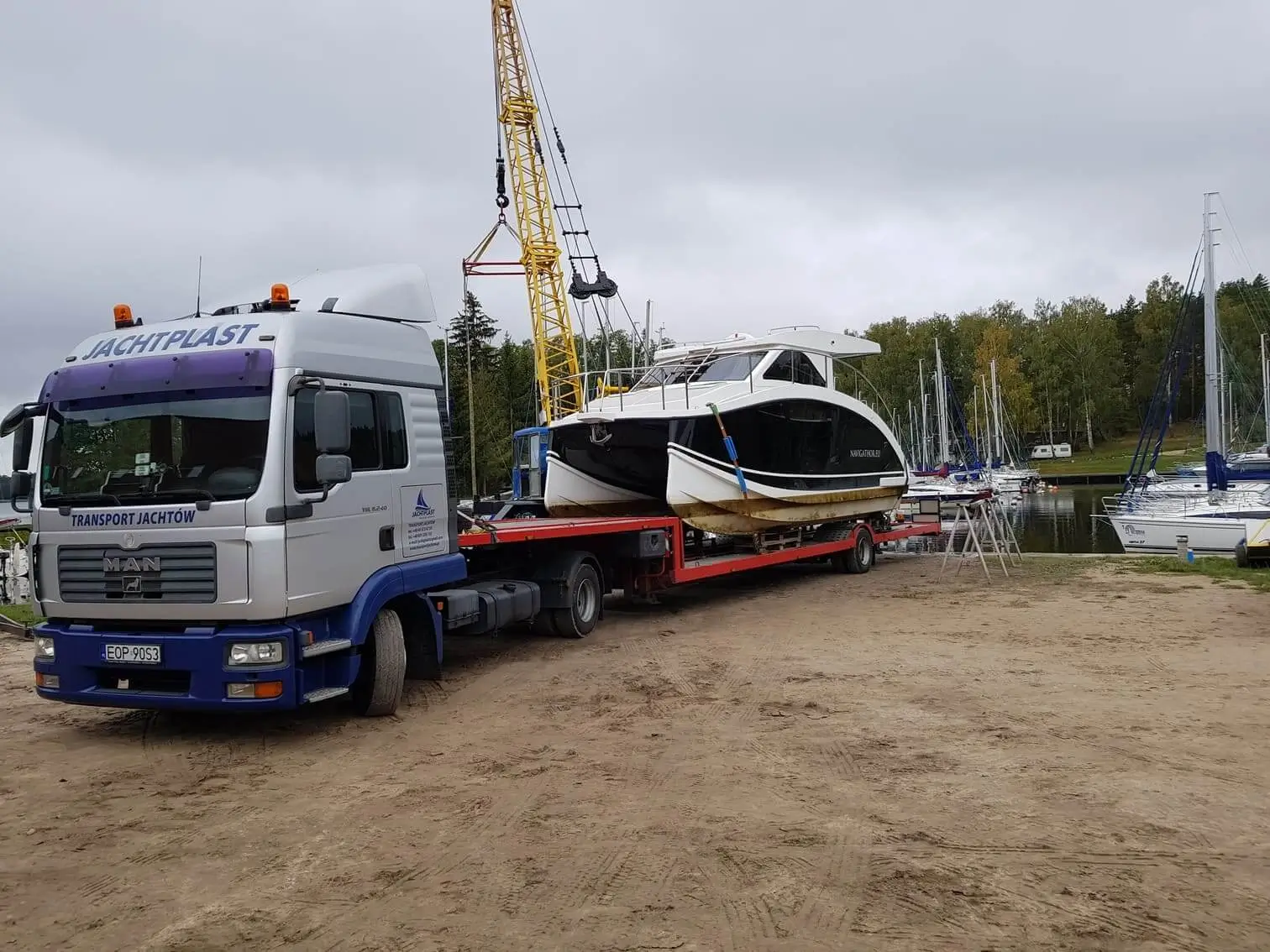Odbiór łodzi motorowej nad Europejskim jeziorem