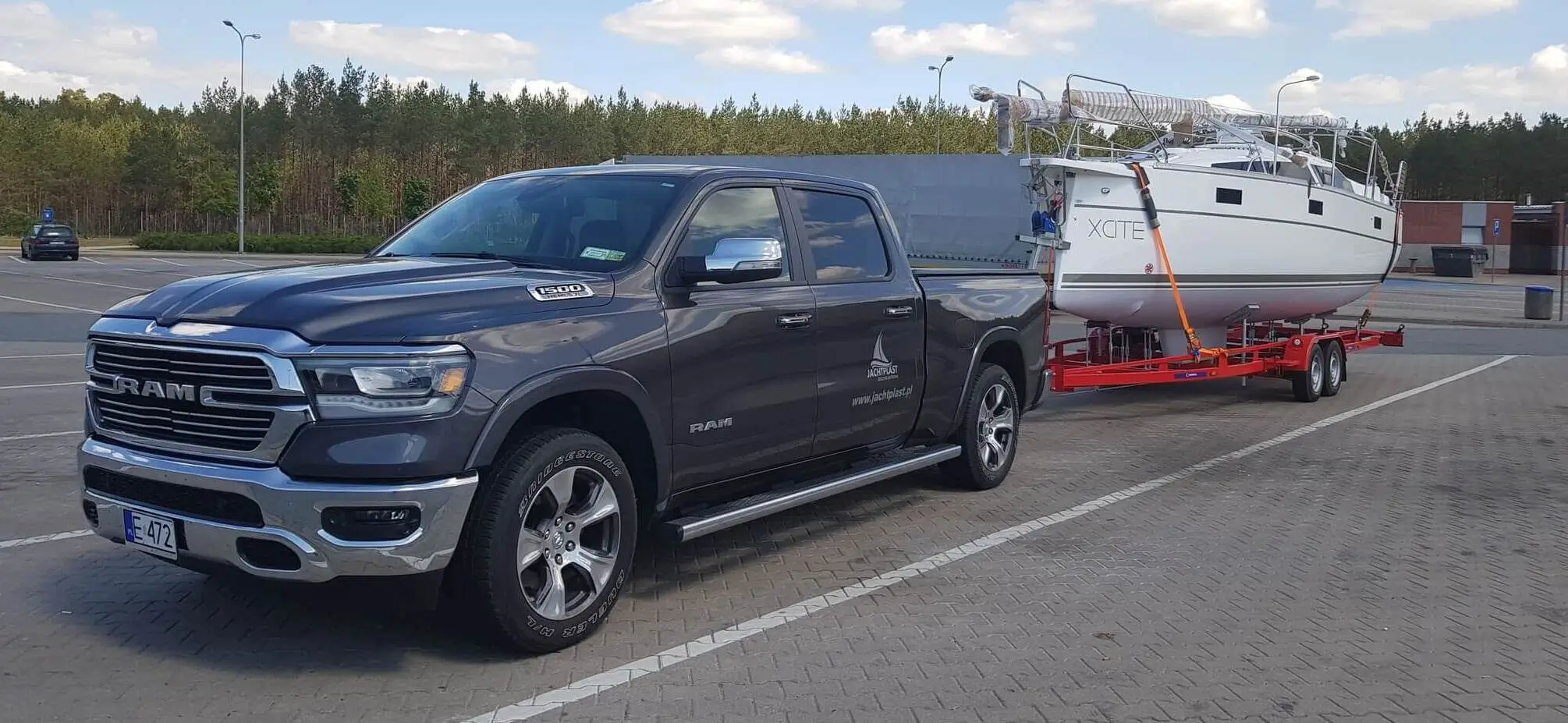 Przewóz jachtu na przyczepie samochodem Dodge RAM